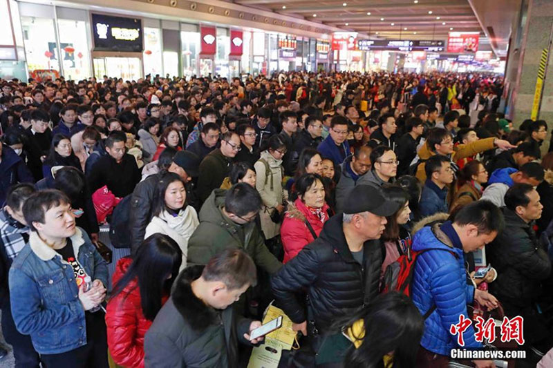 Hàng chục nghìn xe chôn bánh 4 ngày 3 đêm chờ phà Tết ở TQ